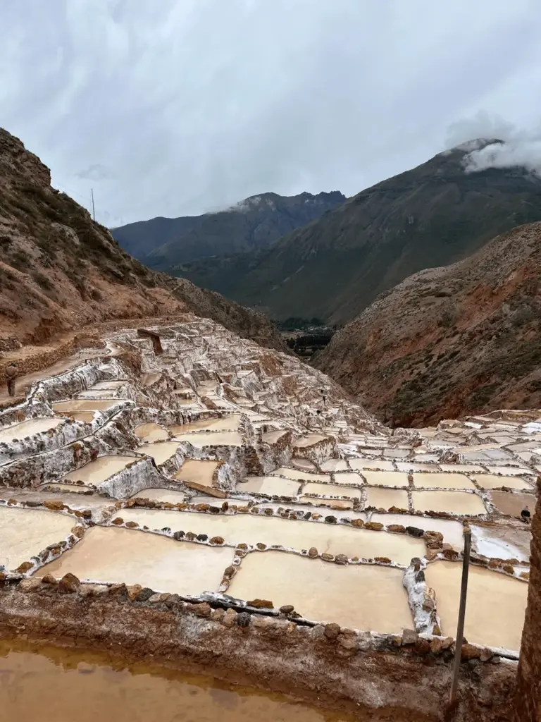 Vista panorâmica das Salinas de Maras no Peru durante passeio turístico pela região do Vale Sagrado dos Incas com a KG VIAGENS.