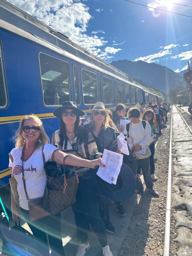 Turistas embarcando no Trem Vistadome para Machu Picchu no Peru durante viagem organizada pela KG VIAGENS.